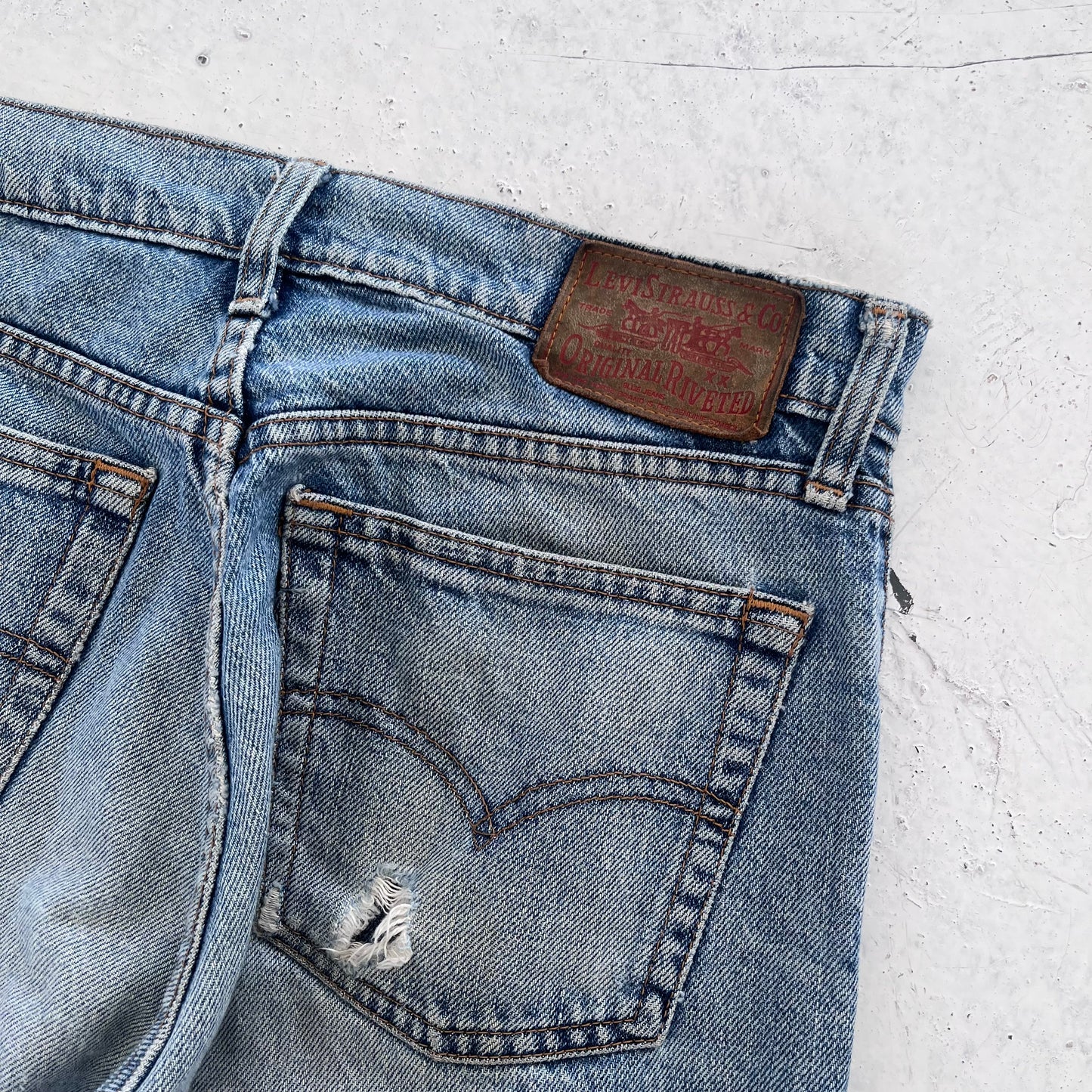 vintage 542 levis distressed jeans